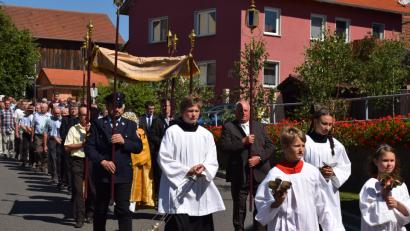 Bild: bnr
Zahlreiche Gläubige aus Nah und Fern beteiligten sich an der eucharistischen Prozession durch den Ort.