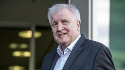 Bild:  Michael Kappeler/dpa
Horst Seehofer  kommt vor der CDU-Zentrale, dem Konrad-Adenauer Haus, in Berlin  an.