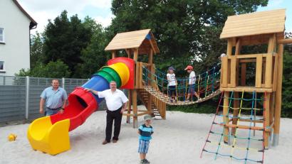 Bild: e
Bürgermeister Josef Reindl und Klaus Kittler vom Bauamt besichtigen den Spielplatz am Vitusheim.