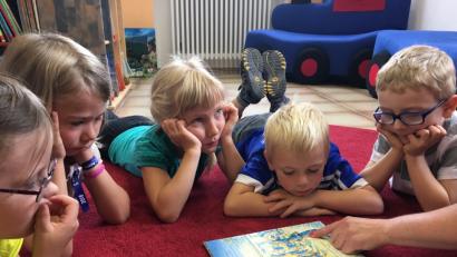 Bild: jub
Diana Bock stellt den Kindern ein Buch vor.