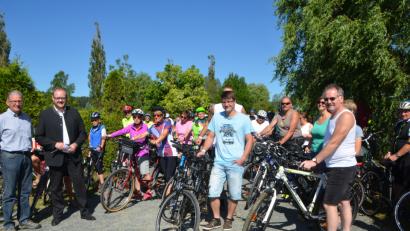 Bild: dob
Landrat Andreas Meier (Zweiter von links) und Irchenrieths Bürgermeister Josef Hammer (links) schicken die Radler bei bestem Wetter pünktlich um 10 Uhr auf die 47 Kilometer lange Wegstrecke.  Es geht nicht um Tempo und Zeit sondern um gemütliches Radeln.