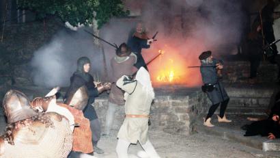 Bild: lg
Neu ist die Inszenierung der Schlacht als draufgängerischer Kampf mit Feuer und Rauch, aber auch schematisiert als Slow Motion.