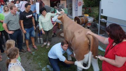 Bild: weu
Großen Spaß bereitete den Gästen der Melkwettbewerb des Elternbeirates gegen die Lehrer. Unter den kritischen Augen von Gerlinde Lohrer melkte Konrektor Dominik Bauer mit viel Einsatz.