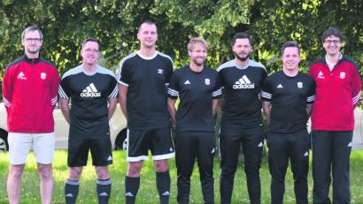 Bild: bäh
Die SpVgg Vohenstrauß setzt auf ein neu formiertes Trainerteam: (von links) Sportlicher Leiter Markus Wildenauer, Bernd Reil (Trainer SpVgg II), Matthias Müller (Trainer SpVgg I), Michael Singer (Trainer SpVgg III), Daniel Kederer (Torwarttrainer), Sascha Haberkorn (Trainer III) und Vorsitzender Uli Münchmeier.