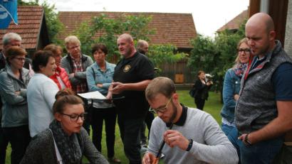 Bild: wro
„Propoliscreme wird gerne gekauft“, lobt Vorsitzender Hubert Greil (im Hintergrund) die Vorzüge des Naturproduktes, das vorne am Tisch soeben hergestellt und abgefüllt wird.