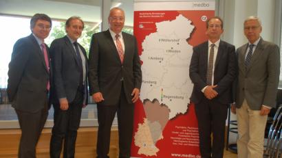 Bild: Hanna Gibbs
Den neuen Lehrstuhlinhaber Professor Romuald Brunner (Zweiter von rechts) begrüßten in Regensburg (von links) Medbo-Vorstand Helmut Hausner, Medbo-Direktor für Medizinische Leistungen, Thomas Baghai, Bezirkstagspräsident Franz Löffler und Unirektor Udo Hebel.
