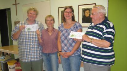 Bild: awb
Vorsitzende Irene Elsner (links) und Kassenverwalter Andreas Weber (rechts) überreichen an die Kindergartenleiterinnen Sigrid Zylowski ( Zweite von links) und Iris Kaiser (Zweite von rechts) die Geldbriefe als Spende des Vereins..