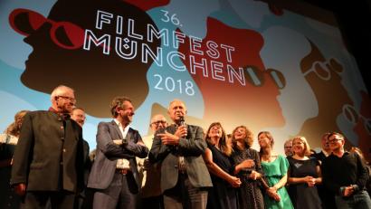 Bild: Götz
Hans Schuierer (mit Mikrofon) bei der Premiere des "Wackersdorf"-Films in München.
