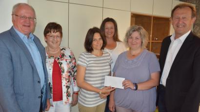 Bild: jr
Die SPD-Bezirkstagsfraktion der Oberpfalz unterstützt die wertvolle Arbeit des Vereins „Stiftlandsternenkinder“ und dankte für das Engagement mit einer Spende. Unser Bild zeigt (von links) Volker Liedtke, Brigitte Scharf, Beatrix Kempf, Birgit Bleistein, Silke Rosner und Richard Gassner.