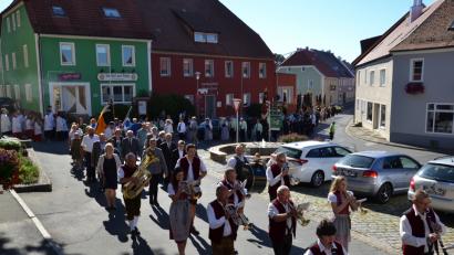 Bild: gi
Der Kirchenzug der Vereine zum Patrozinium der Moosbacher Pfarrkirche St. Peter und Paul wurde von den Moosbacher Musikanten angeführt. Die Gemeinde- und Kirchenräte sowie der Pfarrgemeinderat reihten sich mit ein.