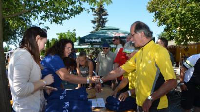 Bild: dob
Als Belohnung gab es vom Forum Neustadt Plus ein blaues Frotteehandtuch als Erinnerungsgeschenk.