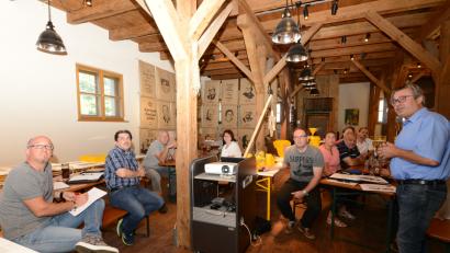 Bild: bey
Bürgermeister Reiner Gäbl (rechts) sieht nach zwei Drittel der Wahlperiode die Ziele seiner Fraktion im Marktgemeinderat mehr als erfüllt.