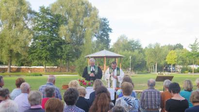 Bild: jzk
Auf dem Eisweihergelände zelebrieren die beiden Pfarrer Konrad Amschl und Dirk Grafe (stehend von rechts) einen ökumenischen Gottesdienst.