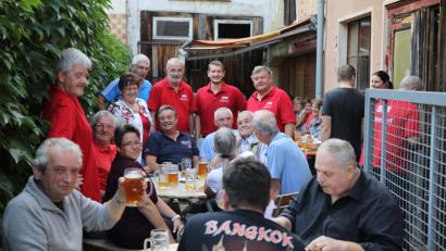 Bild: njn
Gut besucht war der Zoiglabend des SPD-Ortsvereins in der Alten Schmiede. Verwöhnt wurden die Gäste mit manchen Schmankerln durch die Mitglieder des Ortsvereins. Mit auf dem Bild SPD-Ortsvorsitzende Brigitte Scharf (stehend, zweite von links) sowie Organisator Ernst Gallersdörfer (stehend sechter von links).