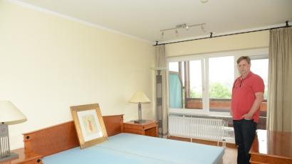 Bild: bey
Betriebsleiter Hendrik Klokmann betrachtet noch etwas nachdenklich die vorläufige Möblierung der Zimmer im künftigen "Landhotel am Sonnenhang".