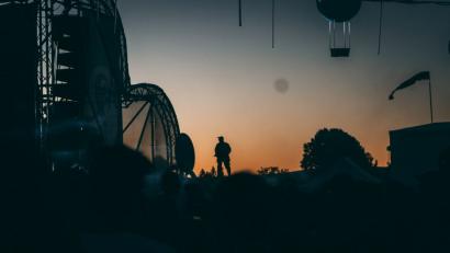 Bild: Lukas Meister
Beim Kindheitstraum-Festival in Speichersdorf haben die Besucher in den Sonnenuntergang gefeiert.&nbsp;