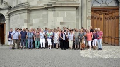 Bild: gma
Die Reisegruppe vor dem Kloster Einsiedeln. Rechts im Bild die Reiseleiterin Anni König und Alexander Hecht.