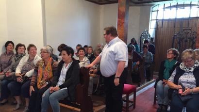 Bild: bur
Die KDFB-Frauen erfahren in der Kapelle am Barbaraberg viel Historisches. Mit dabei  geistlicher Beirat Pfarrer Sven Grillmeier (Mitte) Sidonia Koller rechts daneben (mit grünem Schal auf dem Stuhl sitzend).