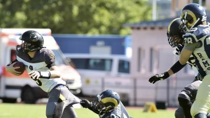 Bild: Ziegler
Mit der einen Hand umklammert der Nürnberger das Schienbein von Christopher Wells (links), mit der anderen zerrt er an der Hose des Amberger Quarterbacks. Die überstand den Zupf-Test bei dieser Aktion nicht, aufhalten ließen sich die Mad Bulldogs aber auch von Löchern in der Hose nicht...