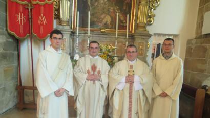 Bild: jzk
Stadtpfarrer Konrad Amschl (Zweiter von links) freut sich, Diakon Jakub Ocekowiesz, Regens Pavel Pietrusiak und Matteusz Dielgosz (von links) in der Pfarrei Kemnath begrüßen zu können.