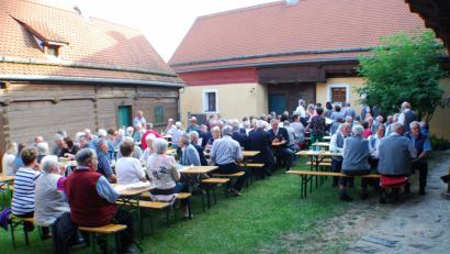 Bild: ENZ
Im historischen Sengerhof fand die öffentliche Musikprobe der Männerchöre aus Neualbenreuth und Bärnau statt.