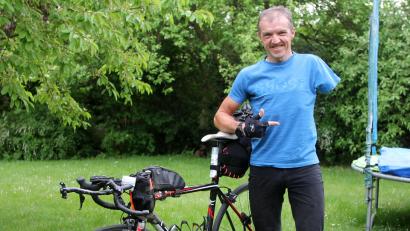 Bild: Stephan Landgraf
Daumen hoch: Der Rothenstädter Wolfgang Stöckl will als erster einarmiger Radfahrer alleine ans Nordkap radeln.