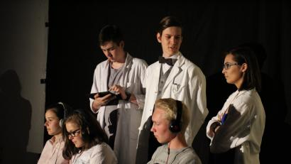 Bild: exb
Wissenschaftler und Testpersonen verfolgen konzentriert den Verlauf des Experiments.