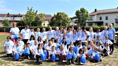 Bild: Gradl, Renate [RGR]
Die Klassen 1a und 4a beteiligten sich bei der Aktion "Ballhelden", die von Sportleiterin Teresa Bertelshofer (rechts) organisiert wurde.