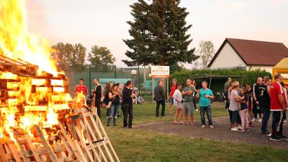 Bild: R. Kreuzer
Lichterloh brennt der Holzstapel bei der DJK Weiden, nachdem ihn die Kinder mit ihren Fackeln entzündet haben.