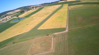 Bild: fla
Der Waldthurner Tiefbrunnen (Bildmitte) soll saniert werden, um die Trinkwasserversorgung der Gemeinde mit zu sichern.