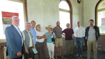 Bild: Baumer, Ulla Britta [UBB] (ULLABRITTA.BAUMER@GMX.DE)
Volker Liedtke, Präsident des Oberpfälzer Kulturbundes und der Wiesauer Bürgermeister Toni Dutz begrüßen im Alten Bahnhof die Oberpfälzer Künstler Wigg Bäuml, Vorsitzender Berufsverband Bildender Künstler, Vaclav Fiala (Klatovy), Susanne Neumann (Waldsassen), Clemens Söllner (Tirschenreuth), Tone Schmid (Weiden), Tilo Ettl (Plana) und Axel T Schmidt (Pirk, von links). Tone Schmid ist auch zukünftiger Kulturpreisträger: Dem Weidener wird am Sonntag bei einem großen Festakt der Nordgaupreis 2018 verliehen. Alle Künstler sind im Alten Bahnhof bis Sonntag tätig. Jeweils von 10 bis 22 Uhr kann ihnen bei der Arbeit zugeschaut werden.