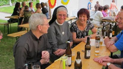 Bild: le
In ihrem Geburtsort Floß und in der Gemeinschaft fühlt sich Schwester Ellen  wohl. Eine letzte dankbare Erinnerung war für sie die Übergabe einer großen Spende der katholischen Kirchengemeinde St. Johannes der Täufer und des Katholischen Frauenbunds im Jahre 2012. Von links: Helmut Weig (Männerverein), Pfarrer Norbert Große, Schwester Ellen, Christina Schaller (Frauenbund), Peter Pierepioka und Kirchenpfleger Anton Eismann.