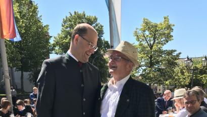 Bild: eig
Das Modell der Skulptur - und ein Zoigl für die Gedanken des Ministers darüber.