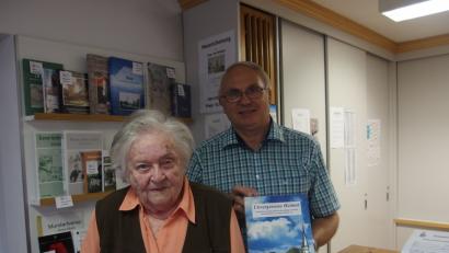 Bild: Buchfelder, Angela [ABU]
Elfriede Krapf (links) überreichte Willi Buchfelder, Vorstand des Heimatvereins Grafenwöhr, ihr Buch über die ehemalige Ortschaft Haag.