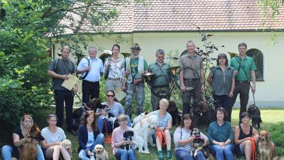 Bild: jma
Simone Seemann mit Lucy, Silke Nußstein mit Wilma, Anja Bräu mit Holly, Olivia Petri mit Max, Andrea Müller mit Ilay, Birgit Gradl mit Oskar, Yasmine Livingston mit Summer, Conny Gradl mit Lucky,  Horst Murr mit Aymo, Günter Rau mit Konrad und Daniel Albersdorfer mit Eragon.