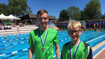 Bild: u
In Top-Form präsentierten sich Niklas Schenzl (links) und Cornelius Lohner bei den Bezirksjahrgangsmeisterschaften in Tirschenreuth. Lohner holte Gold über 50 Meter Brust, Silber über 100 Meter Brust und Bronze über 50 und 100 Meter Rücken sowie 50 Meter Schmetterling. Schenzel gewann Silber über 200 Meter Lagen und 400 Meter Freistil sowie Bronze über 50 Meter Brust.
