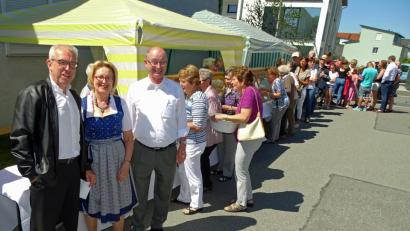 Bild: Dobmeier
Bereits mittags begrüßten (von links) Pfarrer Hans-Peter Pauckstadt-Künkler, Pfarrgemeinderatsvorsitzende Regina Frischholz und Pfarrer Heribert Englhard die Gäste, die für das Essen Schlange standen.