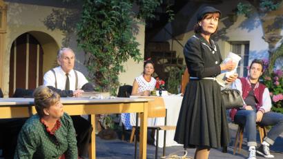 Bild: Hirsch
Die Theaterbühne feiert heuer das zehnjährige Bestehen und bereitet sich auf  weitere Auftritte im Fronberger Schlosshof vor.    Bild: Hirsch