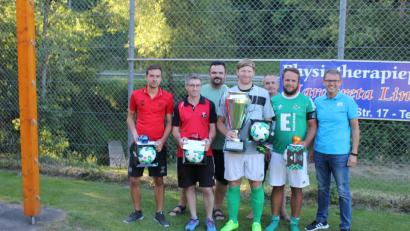 Bild: aun
Die Mannschaftskapitäne (von links) mit Manuel Strobl (DJK Ursensollen), Stefan Härtl (TuS) Hohenburg, Christian Bösl (Vorstand DJK Utzenhofen), Markus Ludwig (DJK Utzenhofen), Albert Wittmann (Vorstand DJK Utzenhofen), Andreas Mayer (DJK Ammerthal II) und VR-Bank-Vorstand Andreas Reindl.