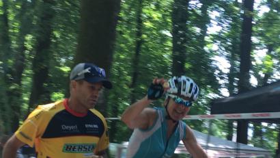 Bild: lhc
Immer guter Laune: Christa Englhard wurde nach 26 Runden je 7 Kilometer Zweite beim 12-Stunden-Mountainbikerennen in Schnaittach. Ihr Ehemann Karl-Heinz motivierte und betreute sie bestens vom Streckenrand.