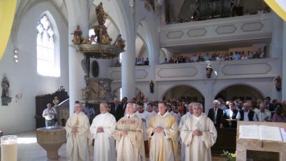 Bild: MMA
Die Konzelebranten mit den Diakonen freuen sich mit Pfarrer Hans Peter Heindl (vorne Mitte) über dessen Priesterjubiläum	Bild: mma