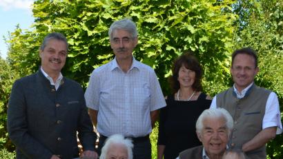 Bild: dob
Heinrich Zelezny (vorne rechts) ist mit seinen 90 Jahren richtig lebensfroh und erfreut sich an vielen schönen Dingen. Die Urenkel Anna und Maximilian gratulierten ihrem Uropa ganz herzlich zum Ehrentag. Tochter Vera (hinten) schloss sich mit ihrem Lebenspartner den Glückwünschen von Bürgermeister Andreas Wutzlhofer (links) und Dekan Alexander Hösl (rechts) an.