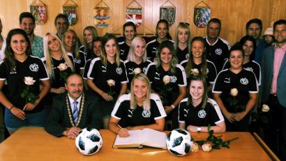 Bild: (gf)
Eintrag ins Goldene Buch der Gemeinde Gebenbach: (vorne, von links) Bürgermeister Peter Dotzler mit den Spielführerinnen Miriam Schorner und Michaela Krauß.