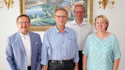 Bild: njn
Sein 25-jähriges Dienstjubiläum kann Alexander Donenko (zweiter von links) feiern. Mit auf dem Bild (von links) Bürgermeister Hans Donko, Amtsrat Hubert Wojtenek und Personalratsvorsitzende Petra Dietl.