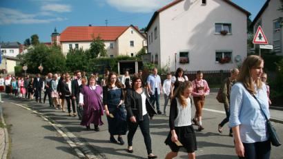 Bild: wro
55 Firmlinge aus Wiesau und Falkenberg feierten vor wenigen Tagen das Fest der Firmung. Der Kirchenzug startete an der Pfarrer-Ferstl-Straße.