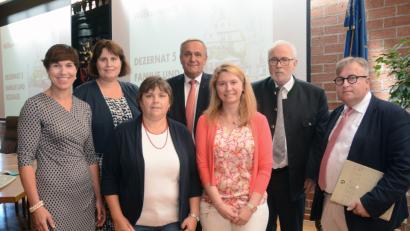 Bild: Gabi Schönberger
Auf dieses Führungsteam bauen OB Kurt Seggewiß (Mitte) und Dezernent Hermann Hubmann (Zweiter von rechts): Sabine Dippold (Leiterin Amt für Wirtschaftliche Hilfen und Geldleistungen), Sabine Frischholz (Abteilungsleiterin allgemeiner Sozialdienst), Evi Fink (Abteilungsleiterin besonderer Sozialdienst), Beatrix Stiegler (ebenfalls Amtsleiterin Wirtschaftliche Hilfen und Geldleistungen) sowie Wolfgang Hohlmeier als künftiger Dezernent.  	Bild: gsb