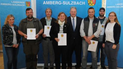 Bild: Christine Hollederer
Lisa Schön, Christian Beichl, Reiner Thanner, Elisabeth Pirker, Landrat Richard Reisinger, Wolfgang Hirsch, Johannes Pirner und Judith Luber (von links).