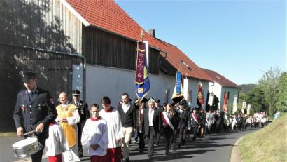Bild: hl
Vom Dorfplatz führt der Kirchenzug zum Gottesdienst an der Kapelle, den Pfarrer Heribert Stretz (Dritter von links) zelebriert.