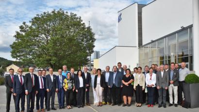 Bild: Bayreuther
Gemeinsam für die Region: Die 35 Unternehmer des neu gewählten IHK-Gremiums Amberg-Sulzbach rund um Vorsitzenden Rolf Pfeiffer (Dritter von links) und IHK-Geschäftsstellenleiter Johann Schmalzl (Zweiter von links) vertreten in den kommenden fünf Jahren die Anliegen der regionalen Wirtschaft.