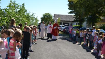Bild: plym
Die Kinder aus Grundschule und Kindergarten freuen sich über die Segnung durch Weihbischof Dr. Josef Graf.